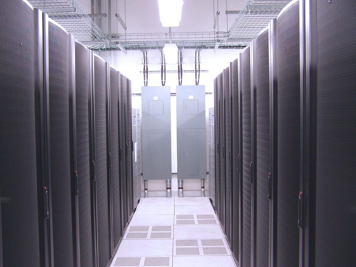 Modernes Rechenzentrum mit organisierten Server-Racks und effizienten Kühlsystemen für optimale Leistung.